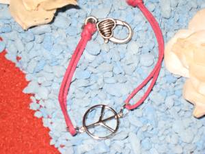 Leather peace bracelet with pink leather for breast cancer