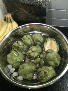 Put artichokes in cold water before cooking so it keeps its green colour!